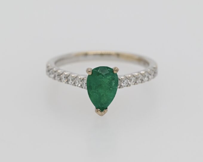 18K White Gold Emerald & Diamond Ring