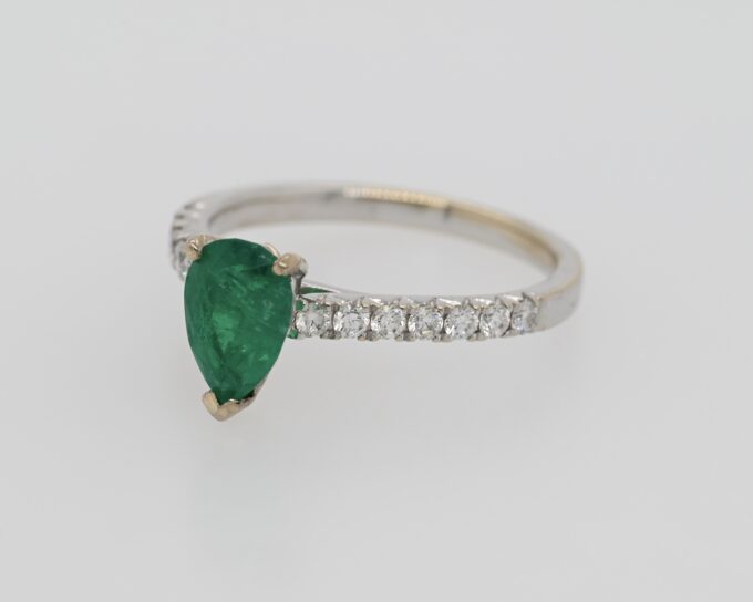 18K White Gold Emerald & Diamond Ring